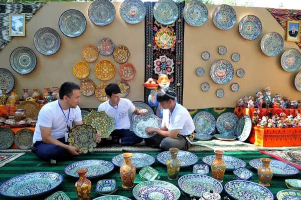 Rishtan ceramic masters painting plates