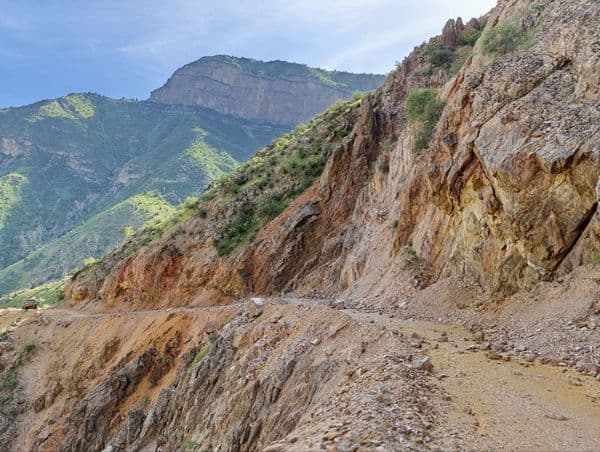 Khondiza mountain gorge road