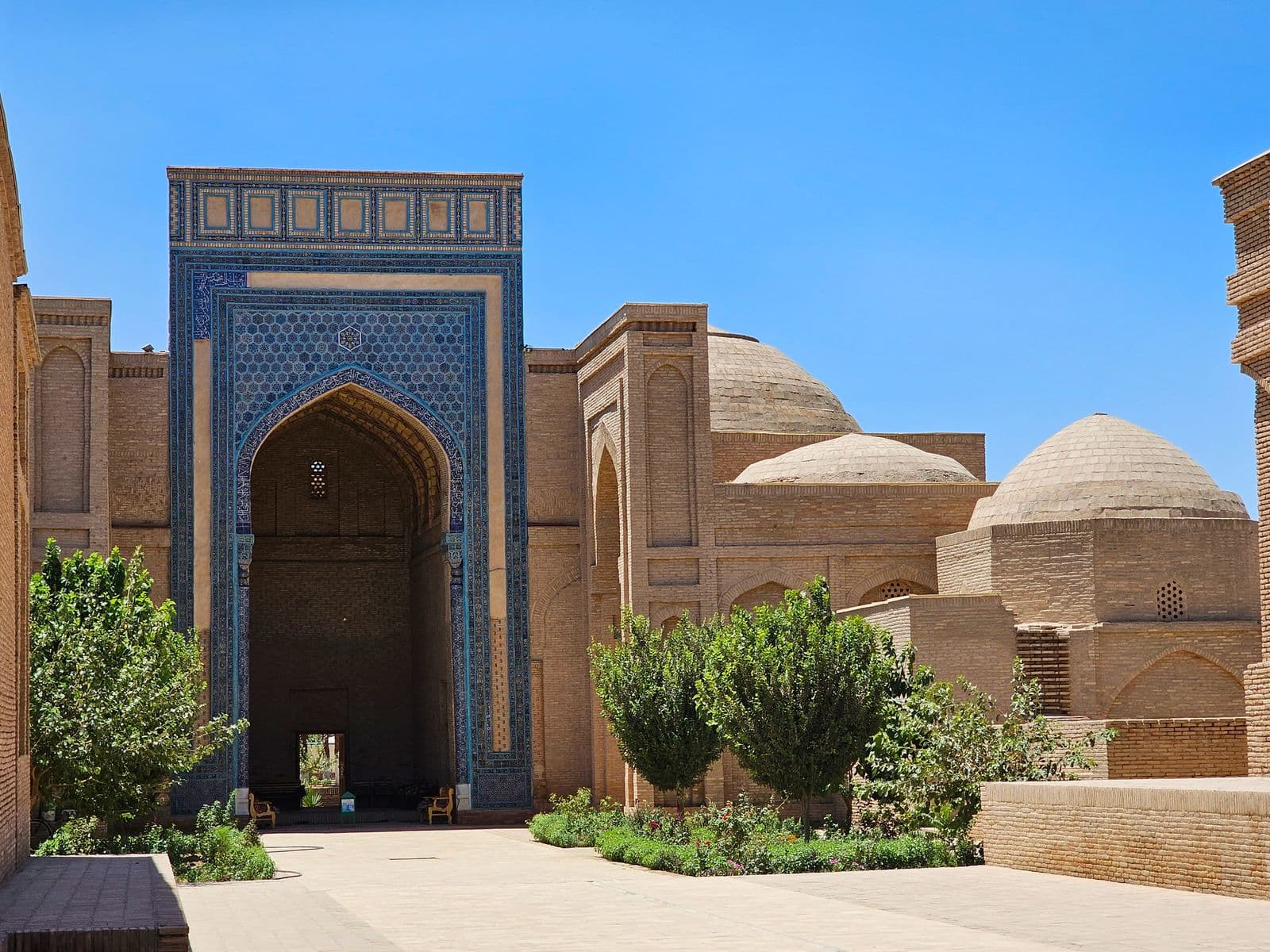 Sultan Saodat ensemble portal, Termez
