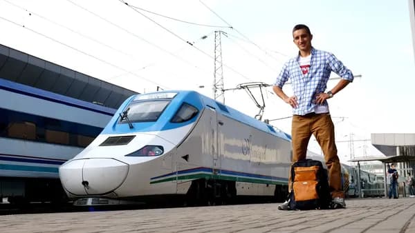 Traveller with backpack next to the Afrosiyob train